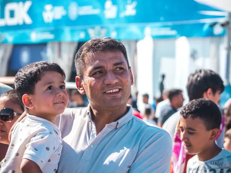 "Padre e hijo disfrutando de un día de relajación y conexión, rompiendo la rutina para reducir el estrés."